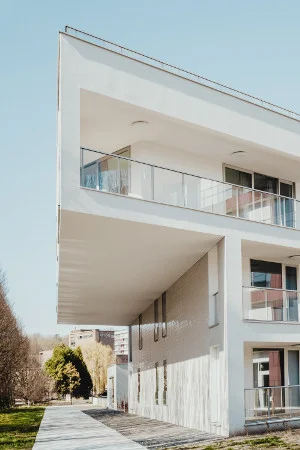 Appartment building with modern overhang